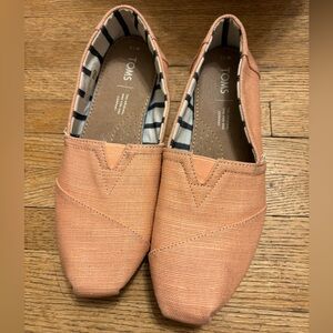 Women’s 7.5 Peach Toms